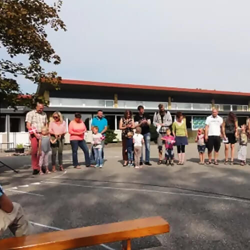 Forældre og børn i skolegården på Haastrup Friskole